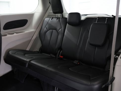 Used 2024 Chrysler Pacifica Touring-L FWD image 10