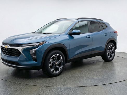 Used 2025 Chevrolet Trax LT image 3