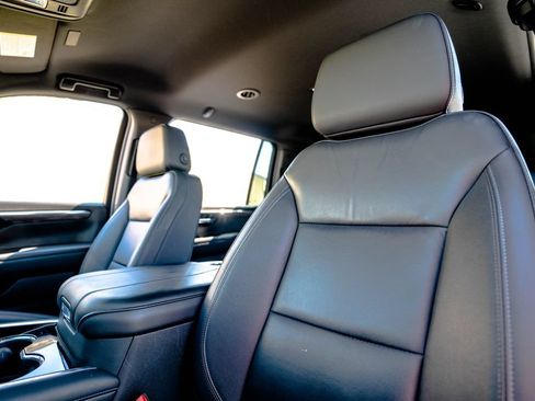 Certified 2025 Chevrolet Suburban LT AWD/4WD image 5