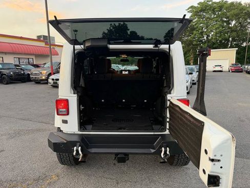 Used 2017 Jeep Wrangler Unlimited Rubicon w/ Connectivity Group AWD/4WD image 14