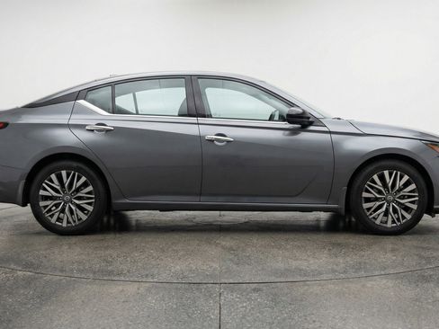 Used 2025 Nissan Altima 2.5 SV image 11