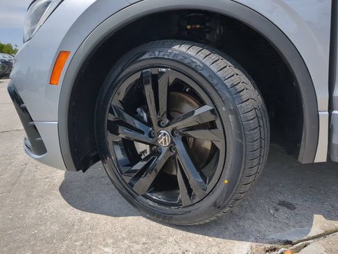 Certified 2023 Volkswagen Tiguan SE R-Line FWD image 33