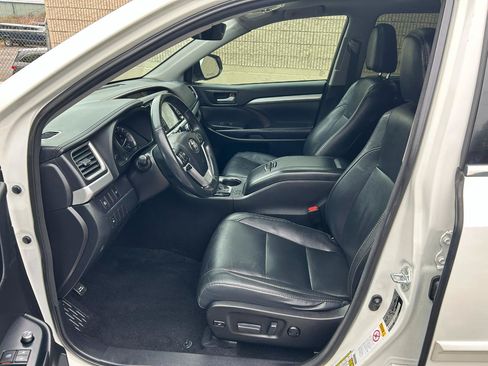 Used 2017 Toyota Highlander XLE AWD/4WD image 13