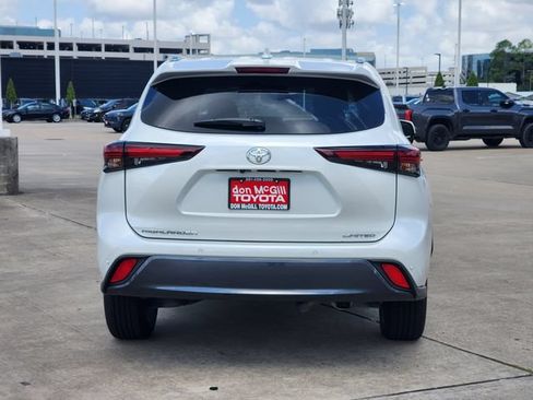 Certified 2025 Toyota Highlander Limited FWD image 6