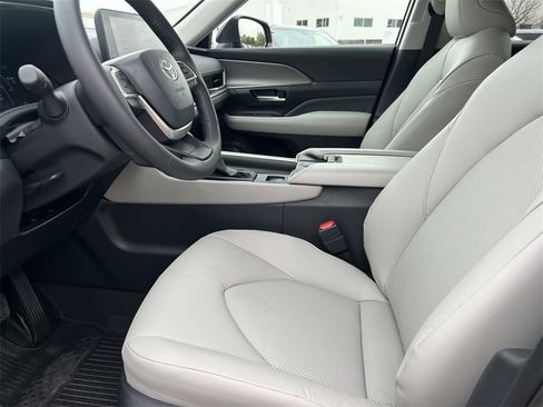 Used 2026 Toyota Grand Highlander XLE image 11
