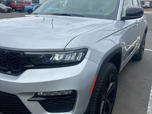 Used 2025 Jeep Grand Cherokee Limited w/ Black Appearance Package image 15