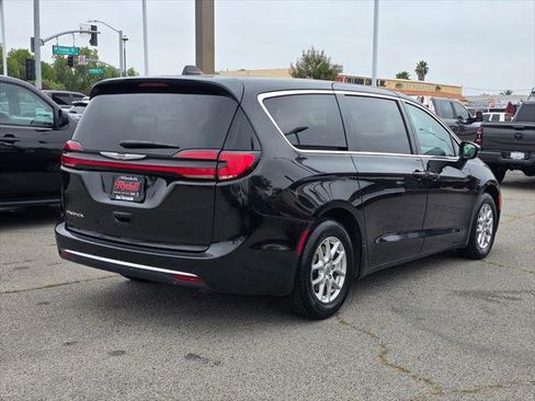 Certified 2023 Chrysler Pacifica Touring-L FWD image 5