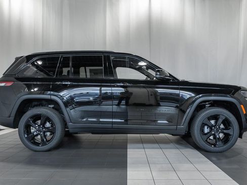 New 2025 Jeep Grand Cherokee Altitude image 3