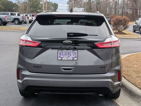 Used 2024 Ford Edge SE w/ Black Appearance Package image 6