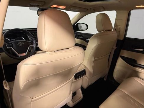 Used 2019 Toyota Highlander XLE FWD image 35