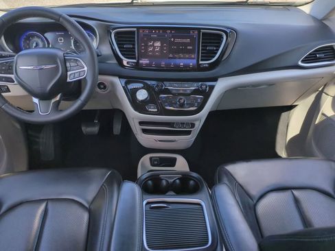 Used 2023 Chrysler Pacifica Touring-L FWD image 19