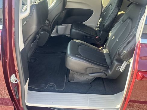 Used 2023 Chrysler Pacifica Touring-L FWD image 19