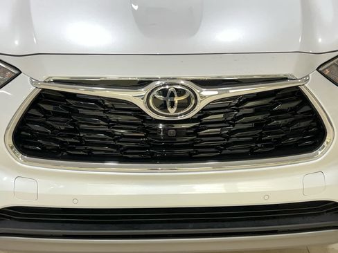New 2026 Toyota Highlander Platinum image 4