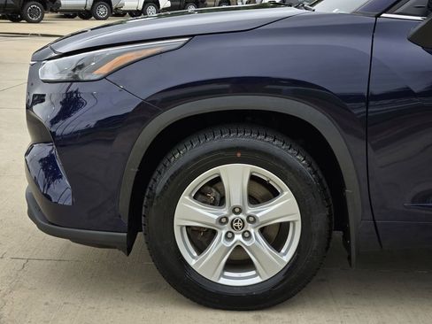 Used 2023 Toyota Highlander LE FWD image 6