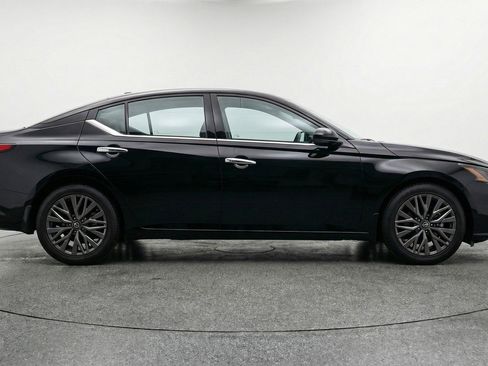 Used 2025 Nissan Altima 2.5 SV image 11