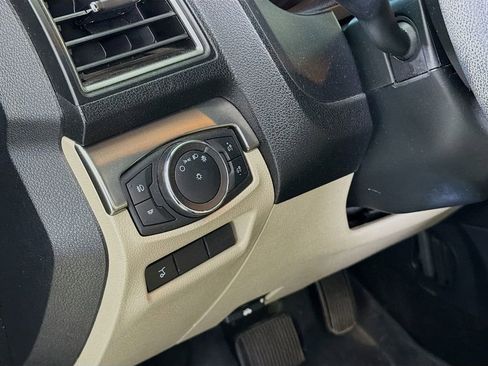 Used 2018 Ford Explorer XLT w/ Equipment Group 201A FWD image 12