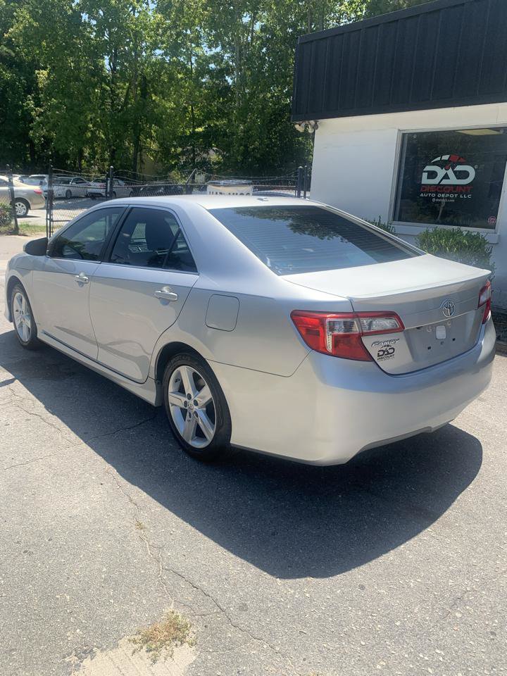 Used 2014 Toyota Camry SE w/ Leather Package FWD image 6