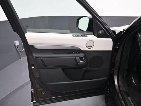 Used 2025 Land Rover Discovery Dynamic SE AWD/4WD image 19
