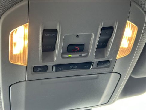 Used 2025 Toyota Highlander XLE image 21