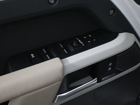 Used 2024 Land Rover Defender 110 X-Dynamic SE image 8