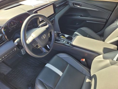 Used 2025 Toyota Camry SE FWD image 9
