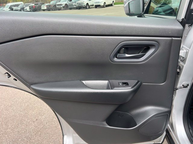 Used 2024 Nissan Rogue S AWD/4WD image 15