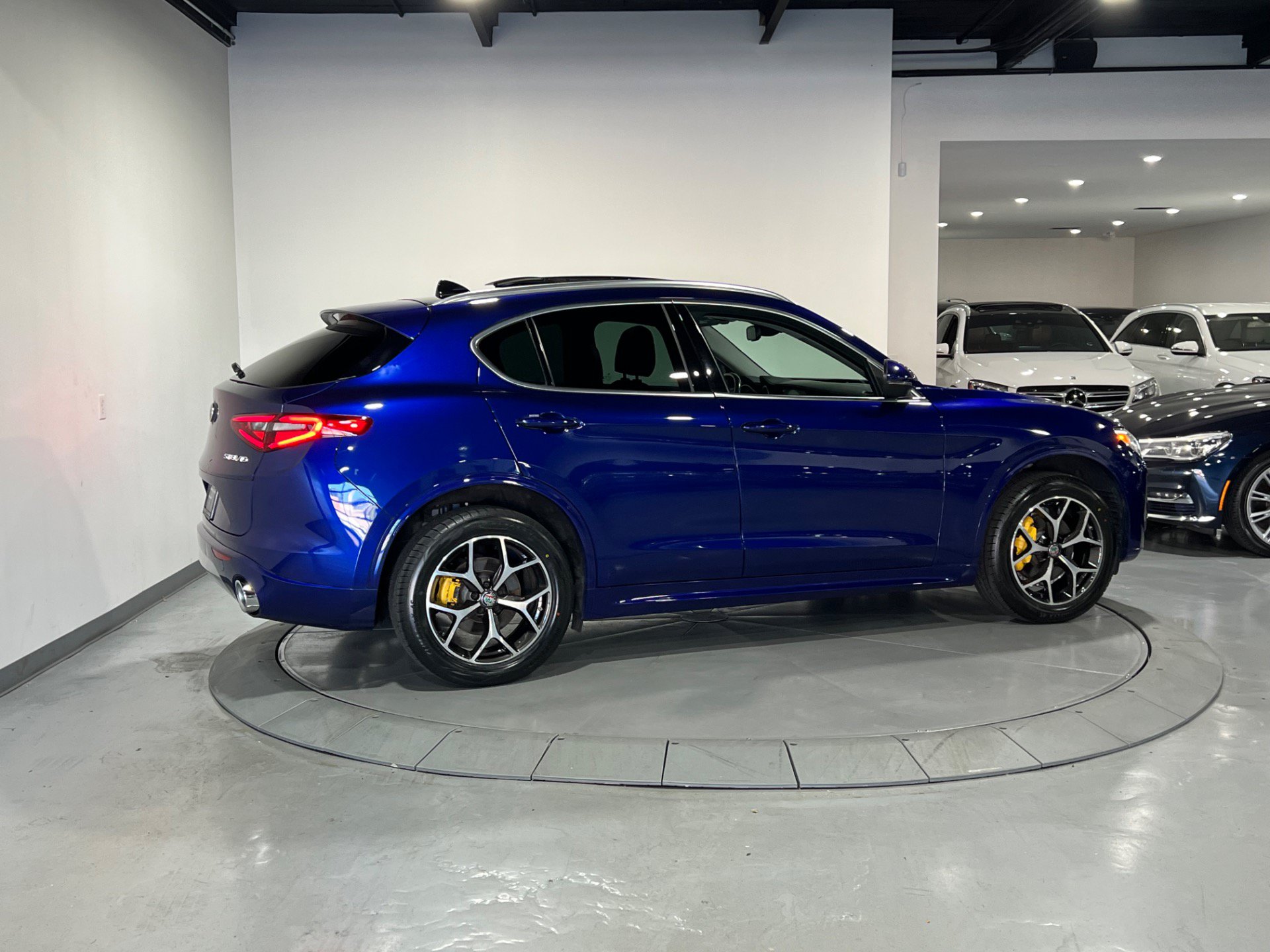 Used 2021 Alfa Romeo Stelvio Ti w/ Premium Package AWD/4WD image 17