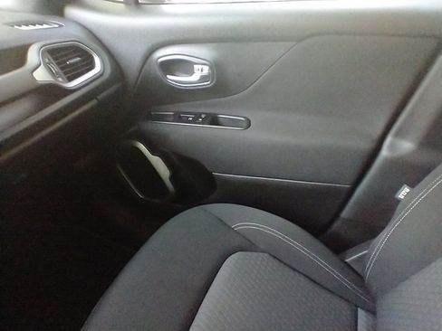 Used 2021 Jeep Renegade Latitude image 21