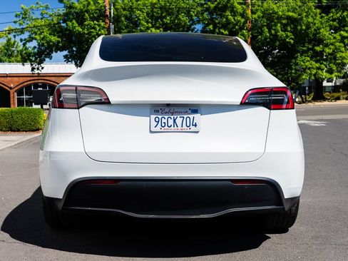 Used 2023 Tesla Model Y Long Range AWD/4WD image 5