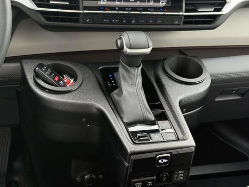 Used 2024 Toyota Sienna XLE FWD image 22