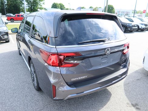 New 2026 Honda Odyssey Touring image 3
