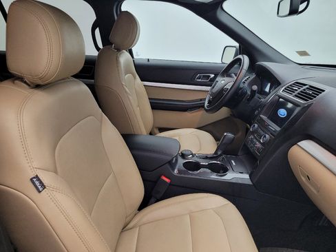 Used 2017 Ford Explorer XLT w/ Equipment Group 202A image 21