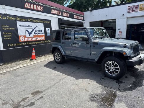 Used 2015 Jeep Wrangler Unlimited Sahara w/ Dual Top Group AWD/4WD image 4