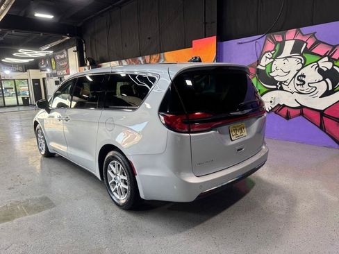 Used 2024 Chrysler Pacifica Touring-L FWD image 3