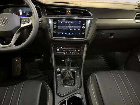 Certified 2024 Volkswagen Tiguan SE FWD image 14