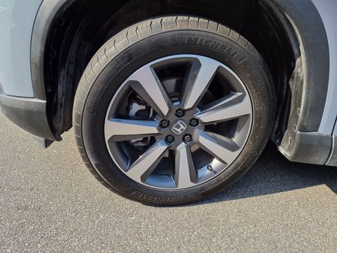 Used 2025 Honda Pilot Touring image 10