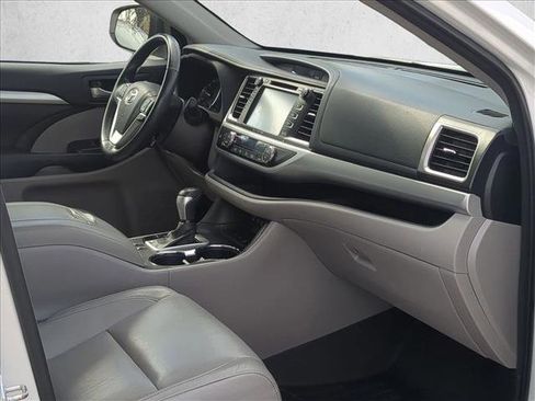 Used 2017 Toyota Highlander XLE w/ Carpet Mat Package image 20