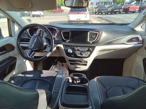 Used 2017 Chrysler Pacifica Touring-L image 6