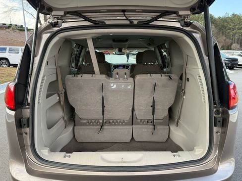 Used 2017 Chrysler Pacifica Touring Plus w/ Tire & Wheel Group image 24