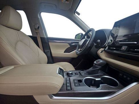 Certified 2020 Toyota Highlander Limited AWD/4WD image 16