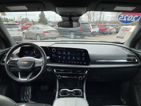 Used 2025 Chevrolet Traverse LT image 3