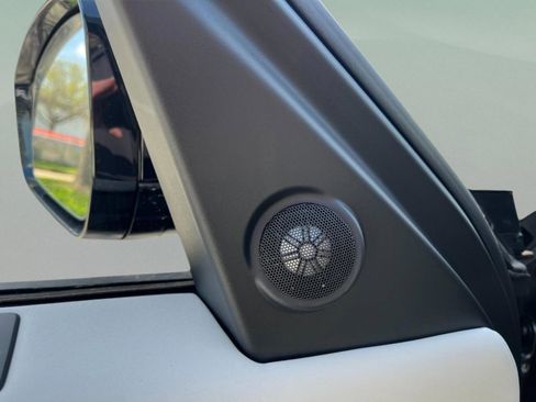 Used 2025 Land Rover Discovery S image 33