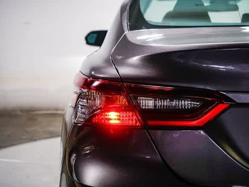 Used 2021 Toyota Camry LE image 9