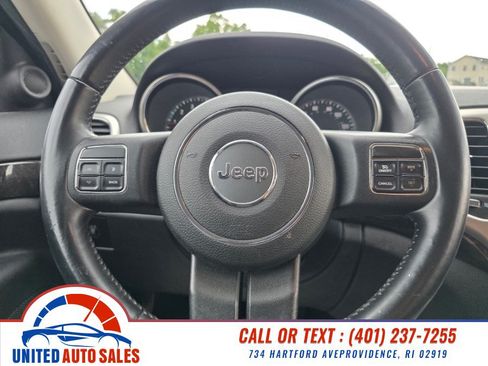 Used 2012 Jeep Grand Cherokee Laredo w/ Laredo E Group AWD/4WD image 17