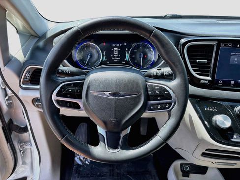 Used 2023 Chrysler Pacifica Touring-L FWD image 11