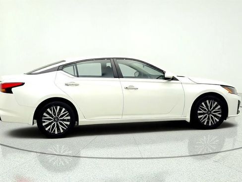 Used 2023 Nissan Altima 2.5 SV FWD image 4