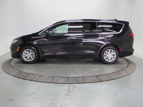 Used 2025 Chrysler Pacifica Select FWD image 4