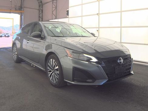 Used 2025 Nissan Altima 2.5 SV image 2