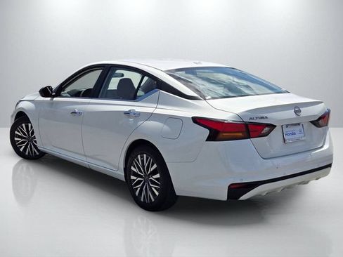 Used 2025 Nissan Altima 2.5 SV FWD image 6