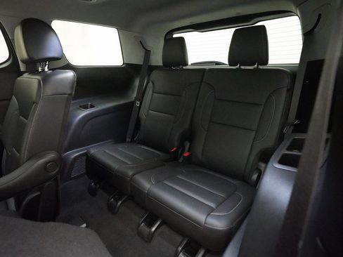 Used 2023 GMC Acadia SLT w/ Elevation Edition image 17